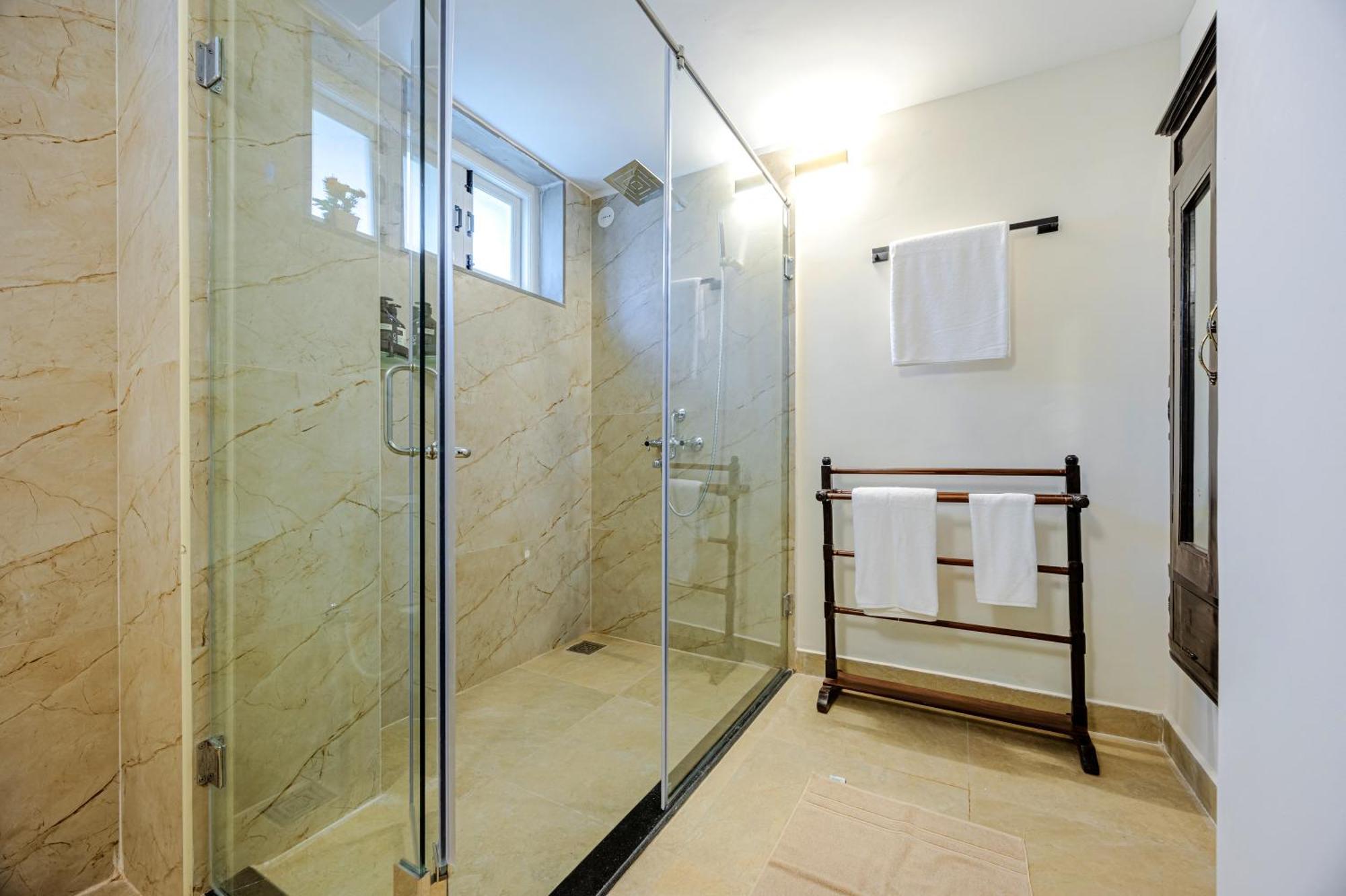 Elivaas 4 Bhk Villa Near Beach With Private Pool & Bar - Casa Boa Vida Candolim Esterno foto